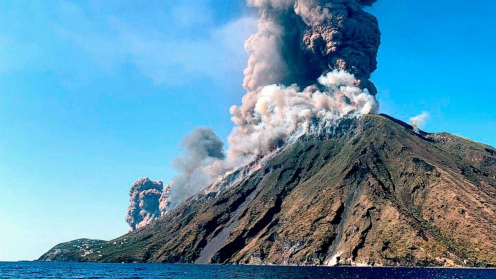 stromboli-eruption-01-ap-jef-190703_hpMain_16x9_992